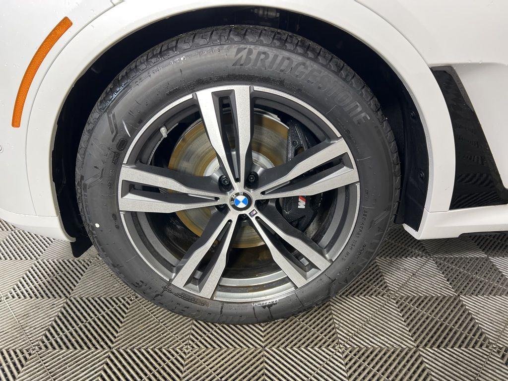 New 2026 White Metallic BMW M60i image 6