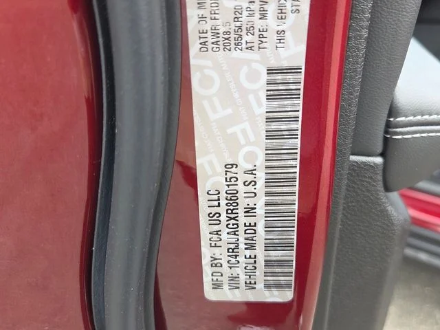 New 2024 Velvet Red Pearl-Coat Exterior Paint Jeep Altitude X image 7