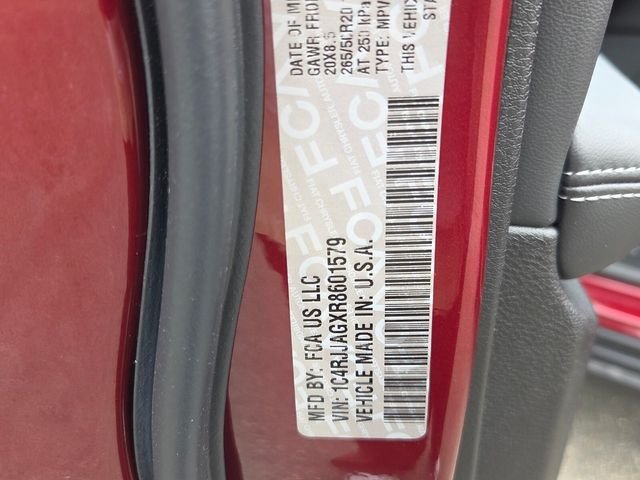 New 2024 Velvet Red Pearl-Coat Exterior Paint Jeep Altitude X image 7