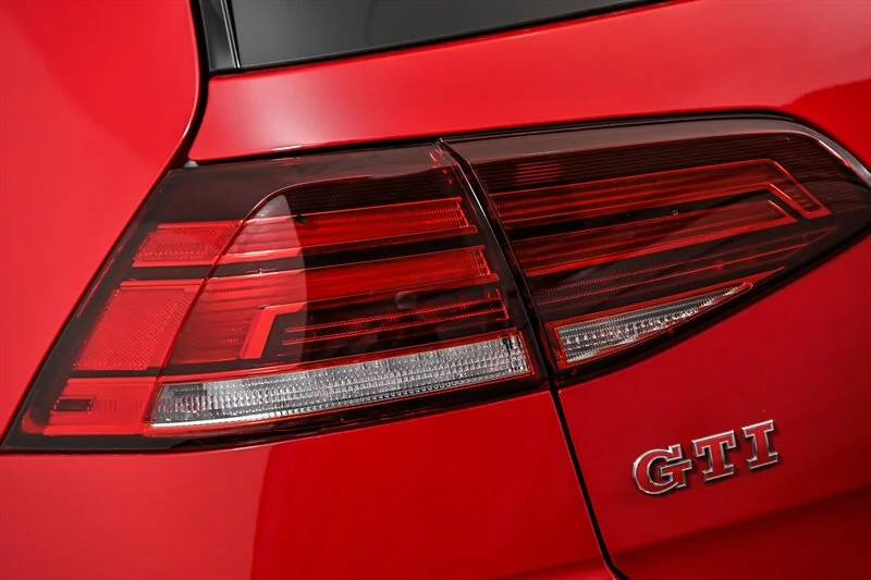 Used 2020 Tornado Red Volkswagen SE image 12