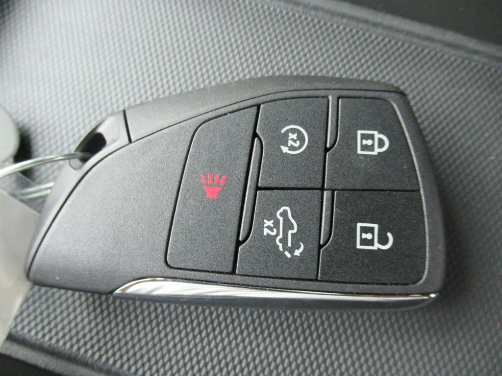 Used 2024 White GMC Elevation image 27