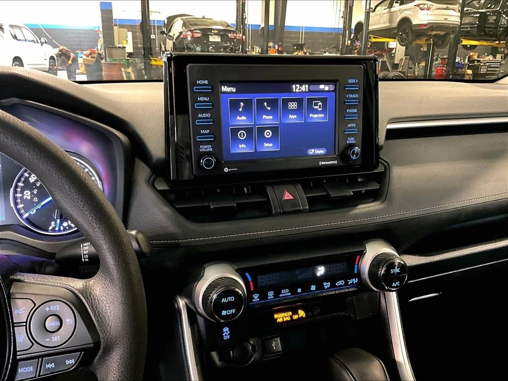 Used 2020 White Toyota LE image 18
