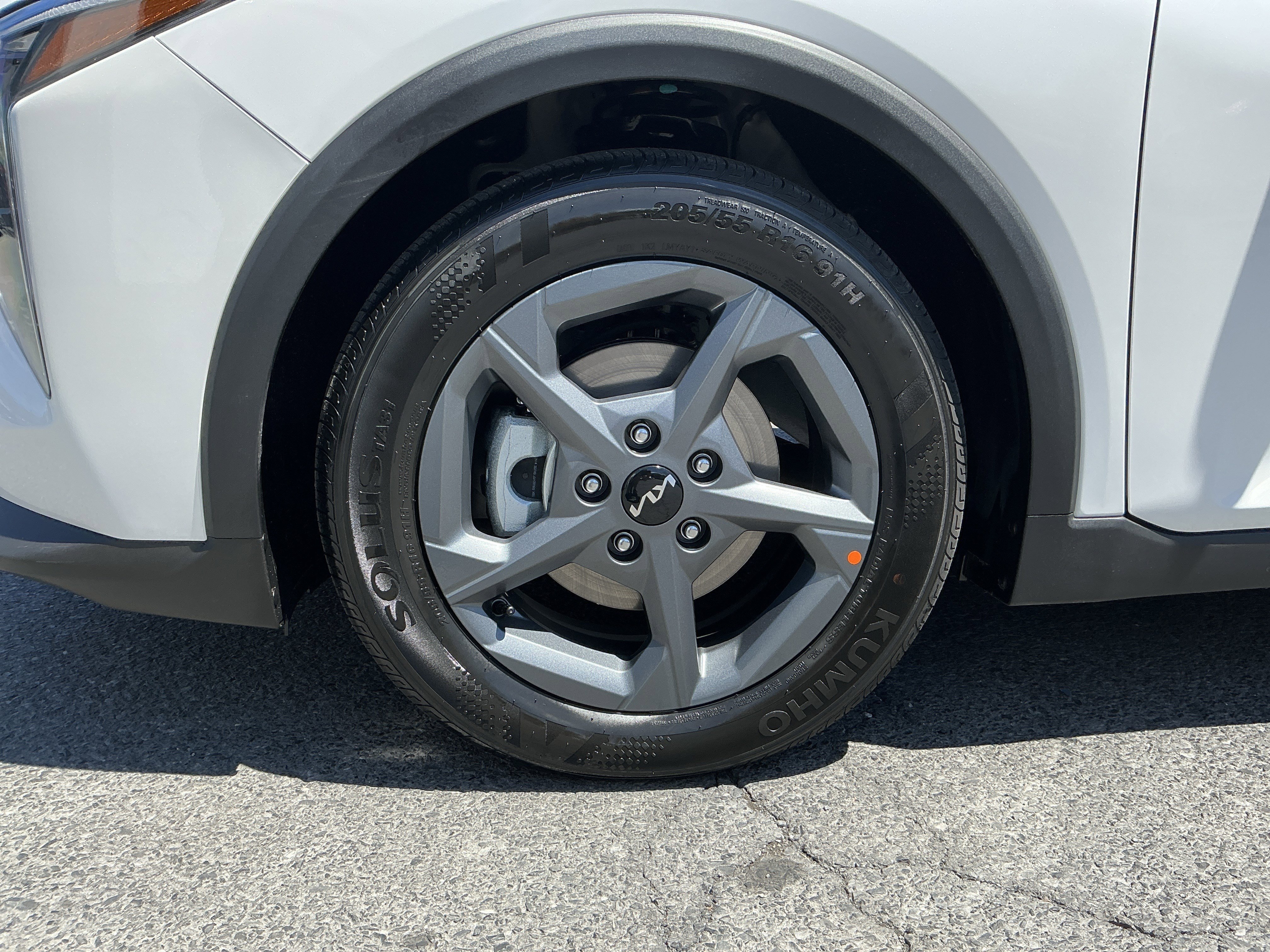 New 2026 Snow White Pearl Kia LXS image 9