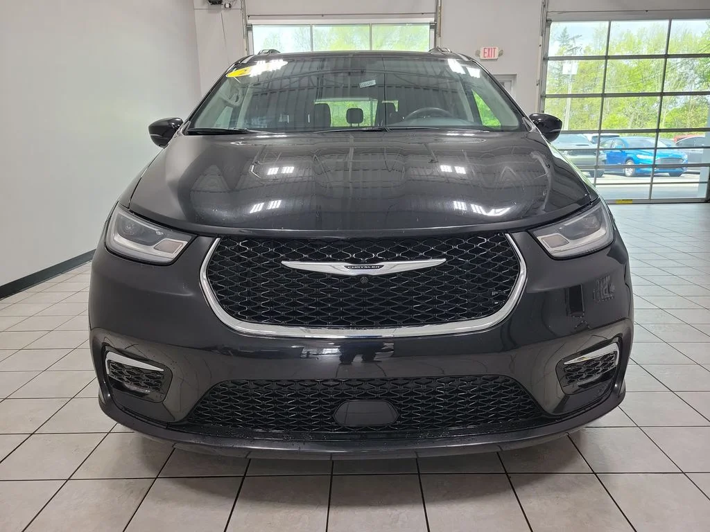 Used 2022 Black Chrysler Touring L image 6