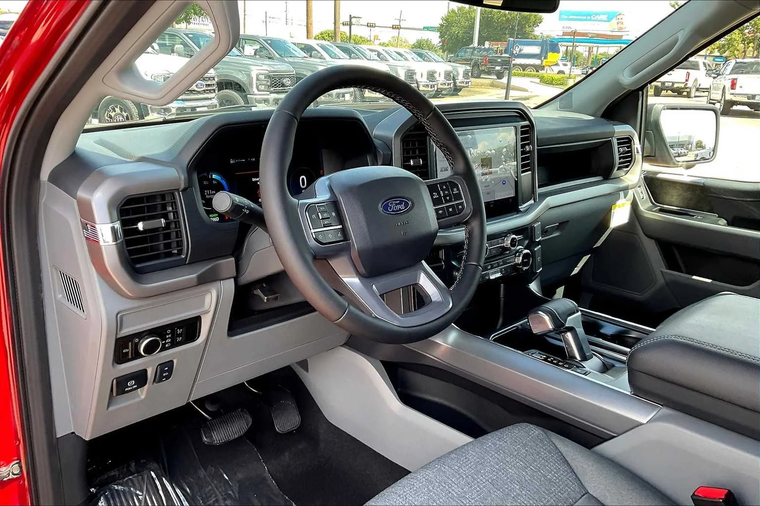 2025 Ford F-150 Lightning XLT - Photo 8