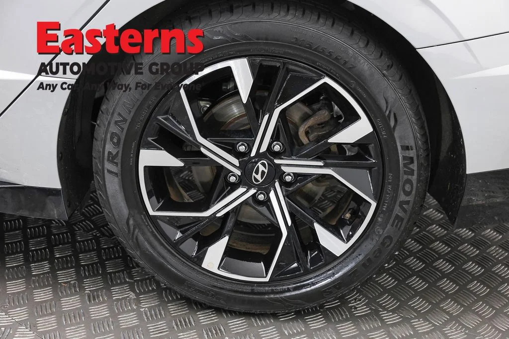 Used 2025 Silver Hyundai SEL image 34