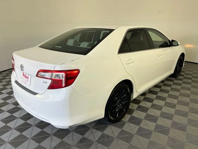 Used 2014 White Toyota LE image 7