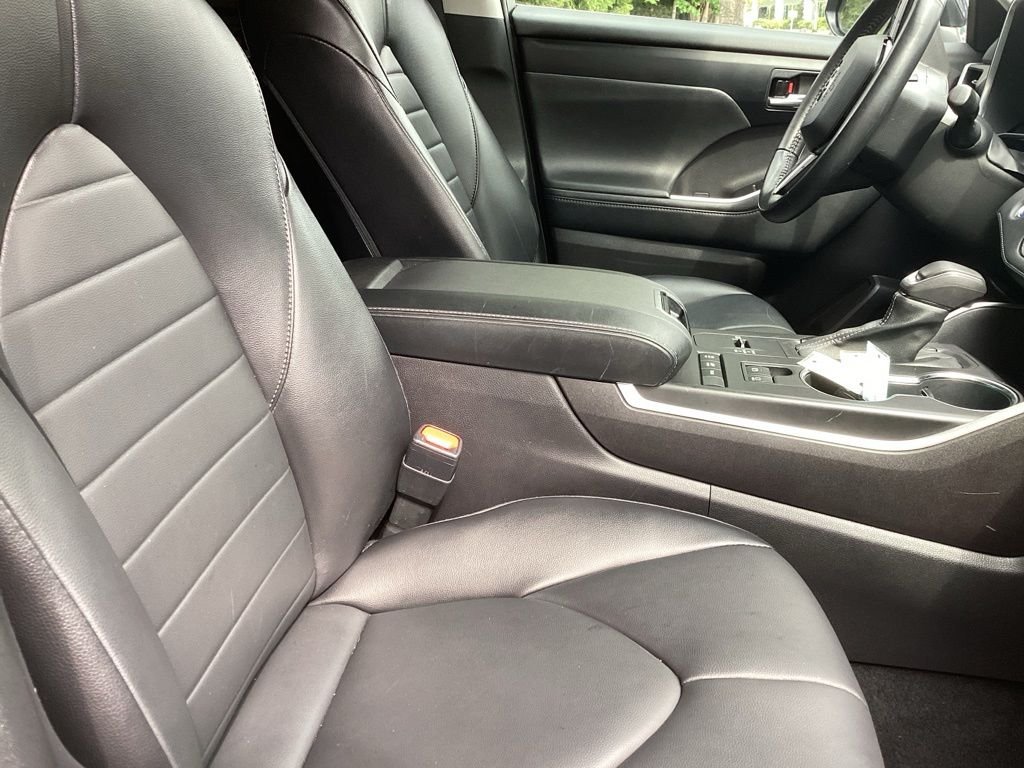 Used 2022  Toyota XLE image 5