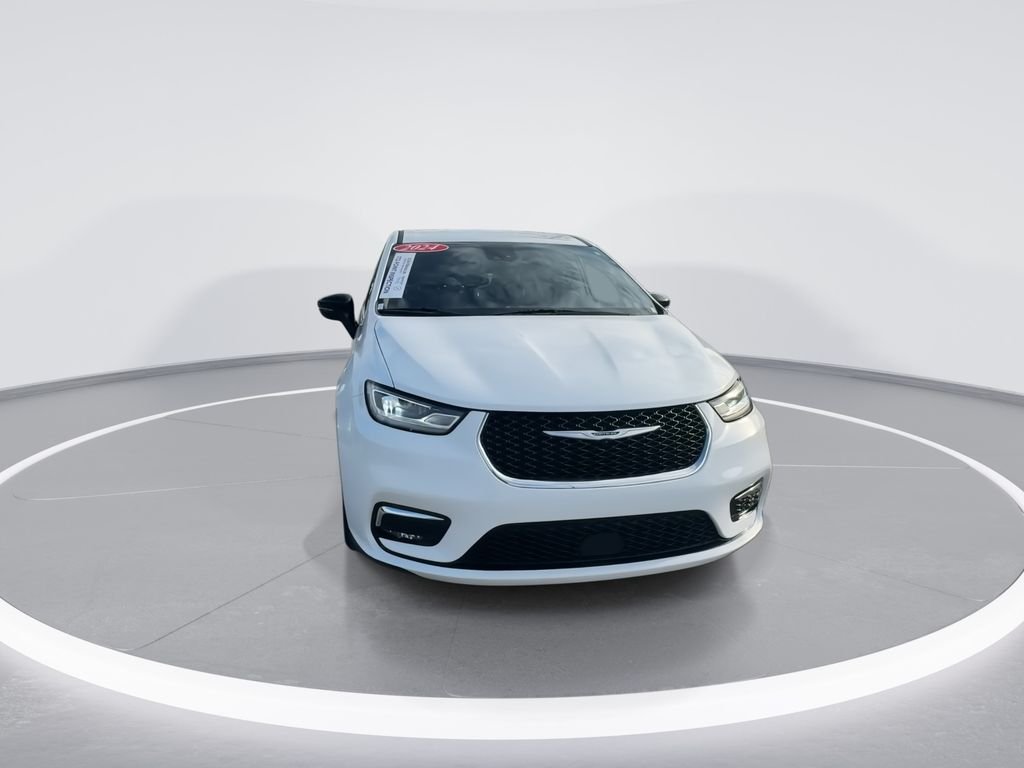 Used 2024 White Chrysler Touring L image 3