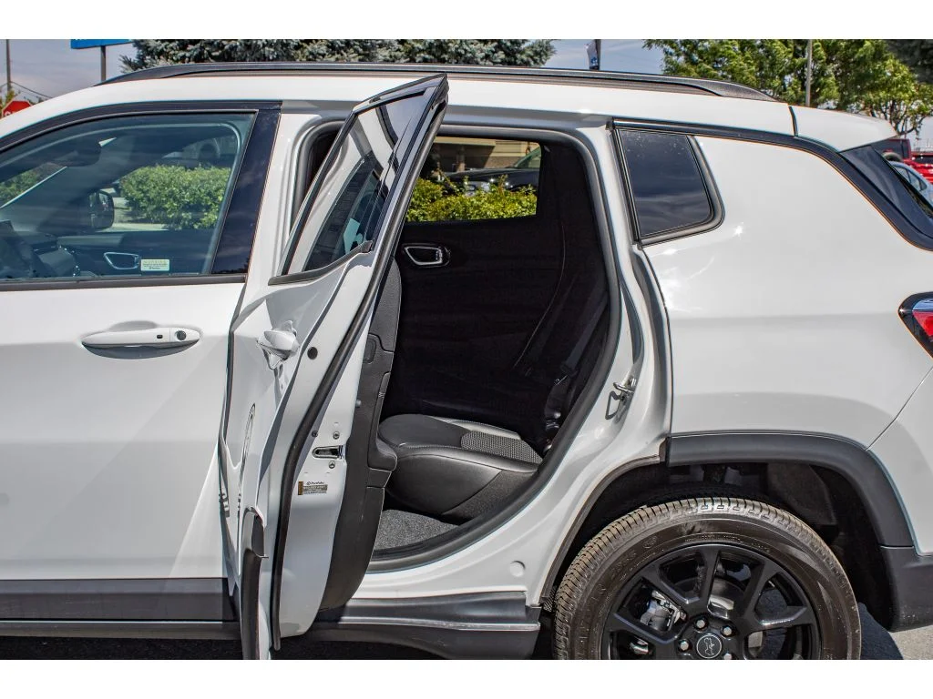 New 2026 Bright White Clearcoat Jeep Latitude image 15