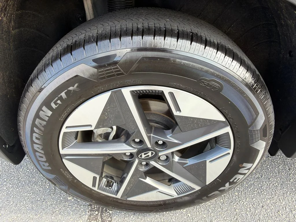 Used 2025 Gray Hyundai SEL Convenience image 17