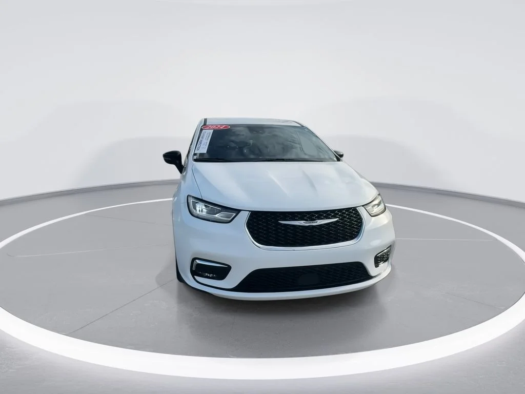 Used 2024 White Chrysler Touring L image 3