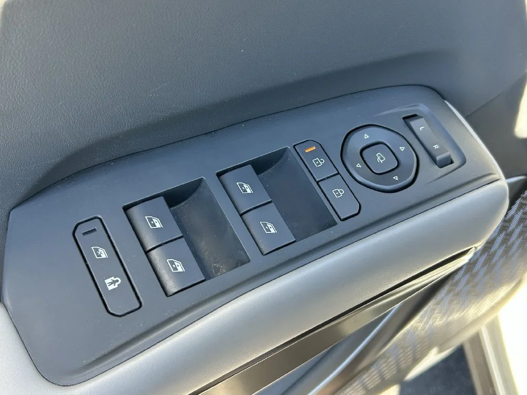 Used 2024 Ivory Kia Wind image 20