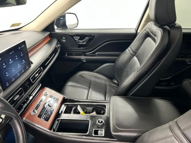 Used 2023 Red Lincoln Reserve image 22