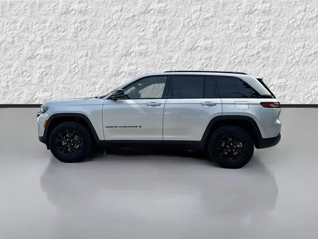 Used 2024 Silver Zynith Jeep Altitude image 6