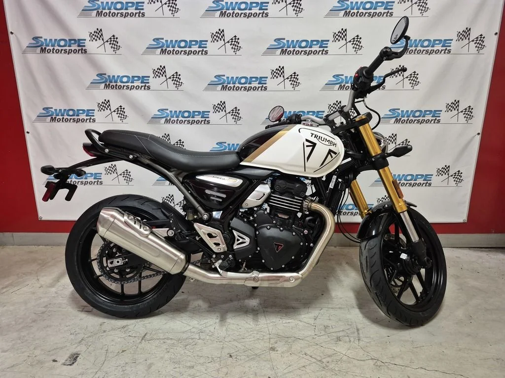 New 2026 white/black Triumph Base image 1