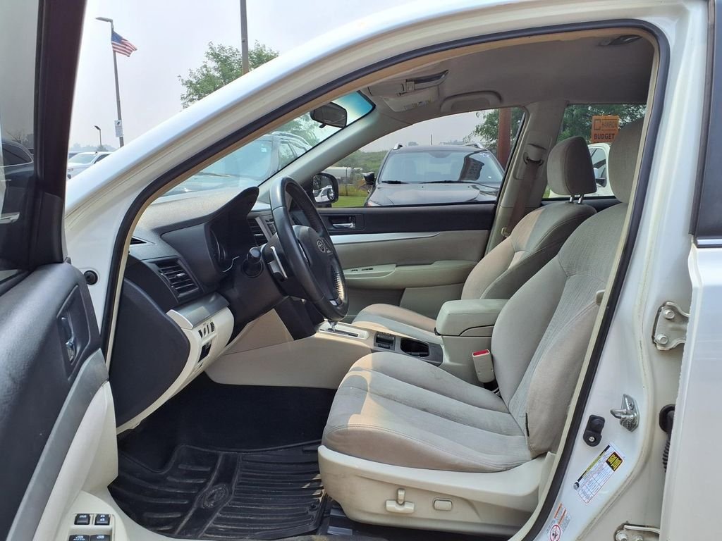 Used 2013 White Subaru 2.5i Premium image 13