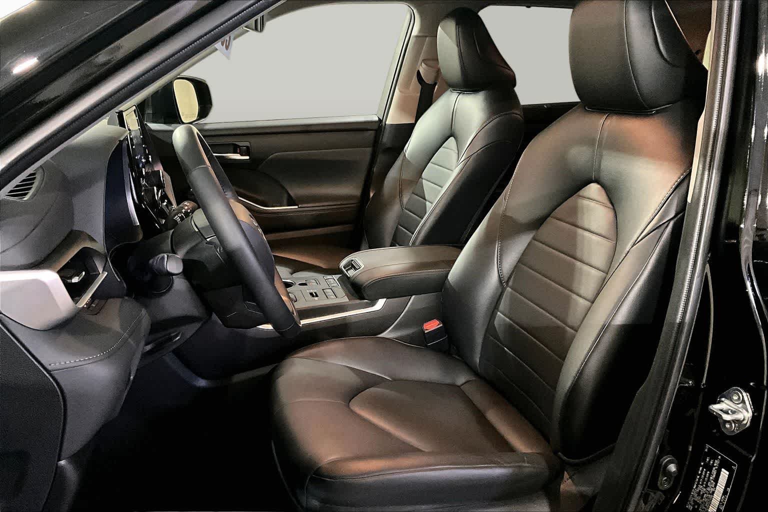 Used 2022 Midnight Black Metallic Toyota XLE image 17