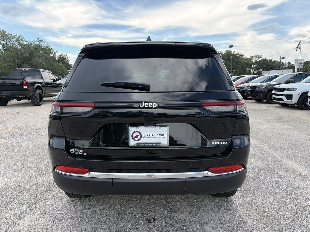 New 2026 Diamond Black Crystal Pearlcoat Jeep Laredo X image 5