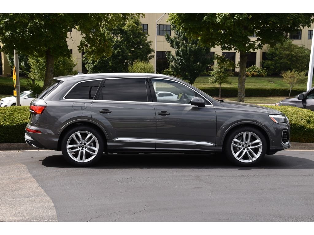Used 2025 Gry Audi Premium Plus image 3