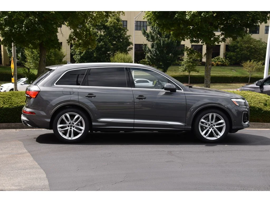 Used 2025 Gry Audi Premium Plus image 3
