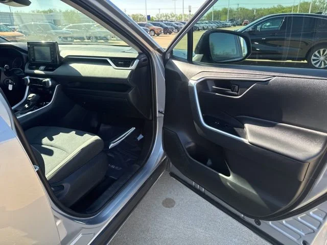 2019 Toyota RAV4 LE - Photo 47