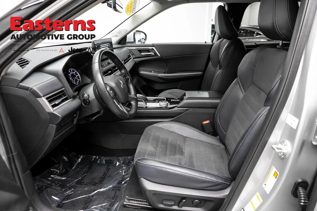 Used 2025 Silver Mitsubishi SE image 13