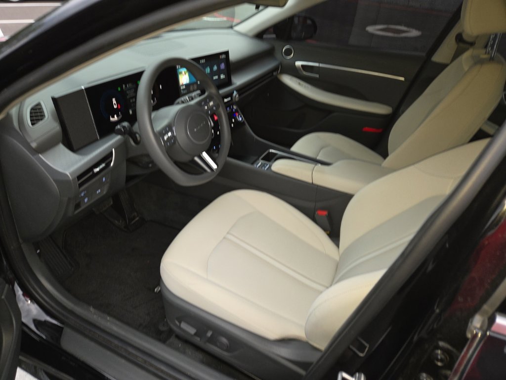 Certified Used 2025 Black Hyundai SEL image 17