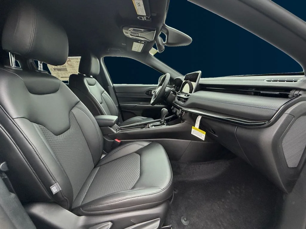 New 2026 White Jeep Latitude image 17