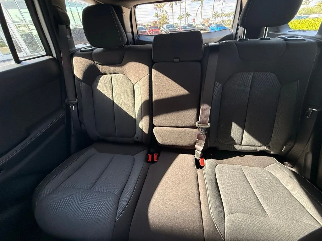 New 2026 Bright White Clear-Coat Exterior Paint Jeep Laredo image 25