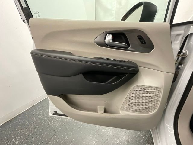 Used 2023 White Chrysler Touring L image 9