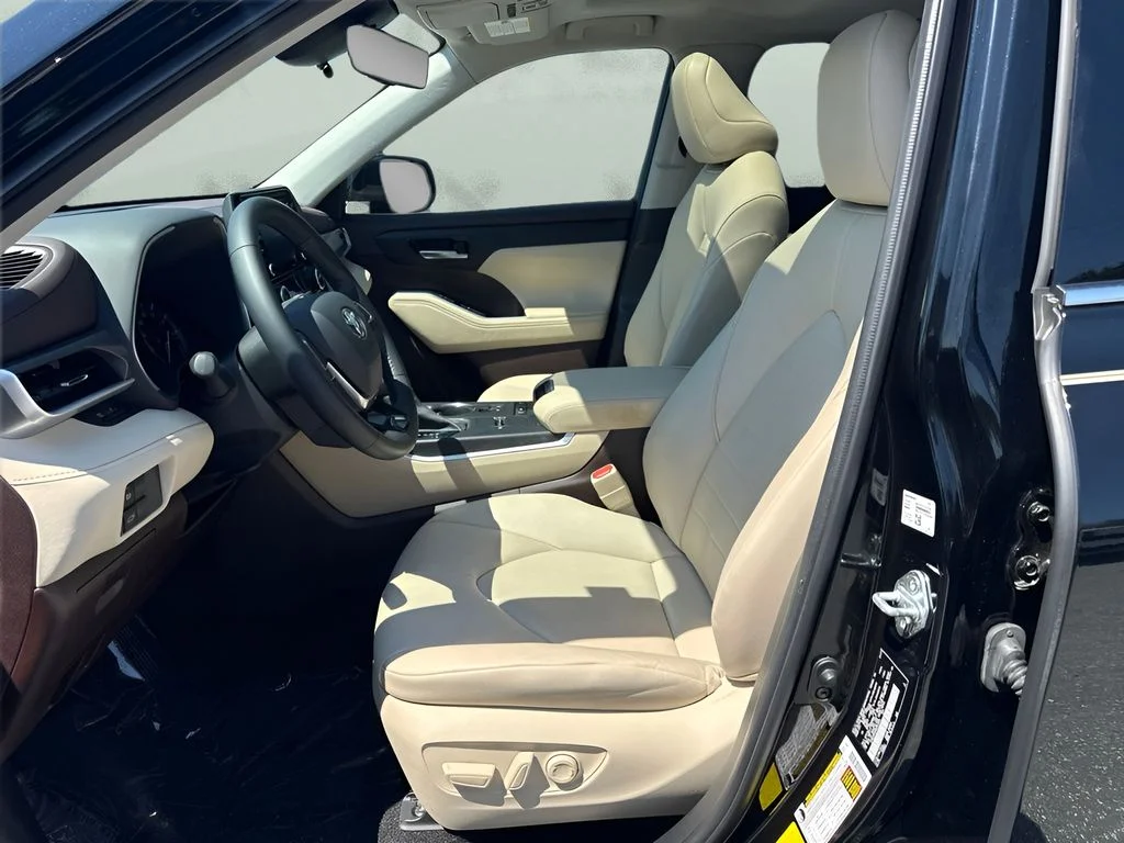Used 2021 Black Toyota XLE image 5
