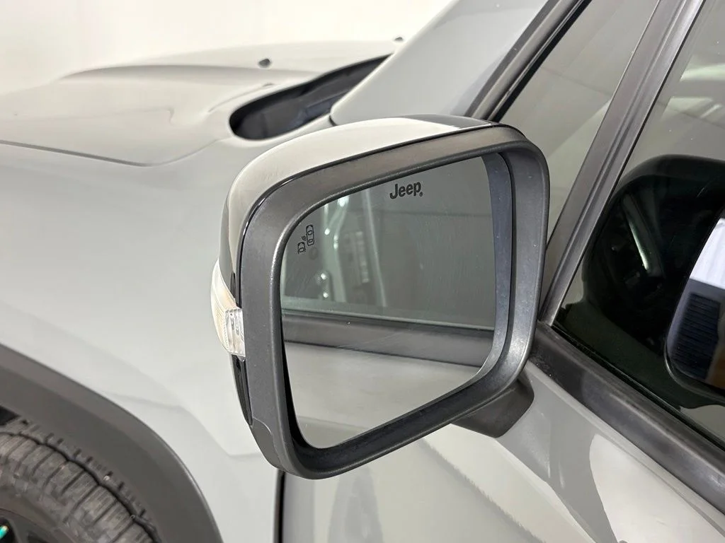 Used 2022 Gray Jeep Altitude image 14