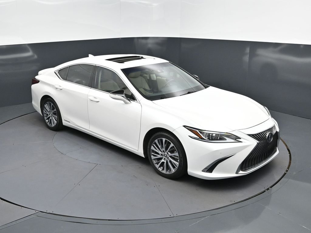 2021 Lexus ES 300h 300h's photo