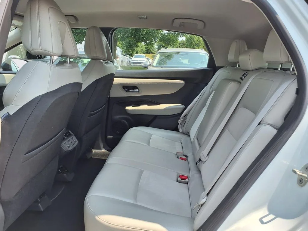 Used 2023 Everest White Pearl Tricoat/Black Diamond Pearl Nissan ENGAGE image 21