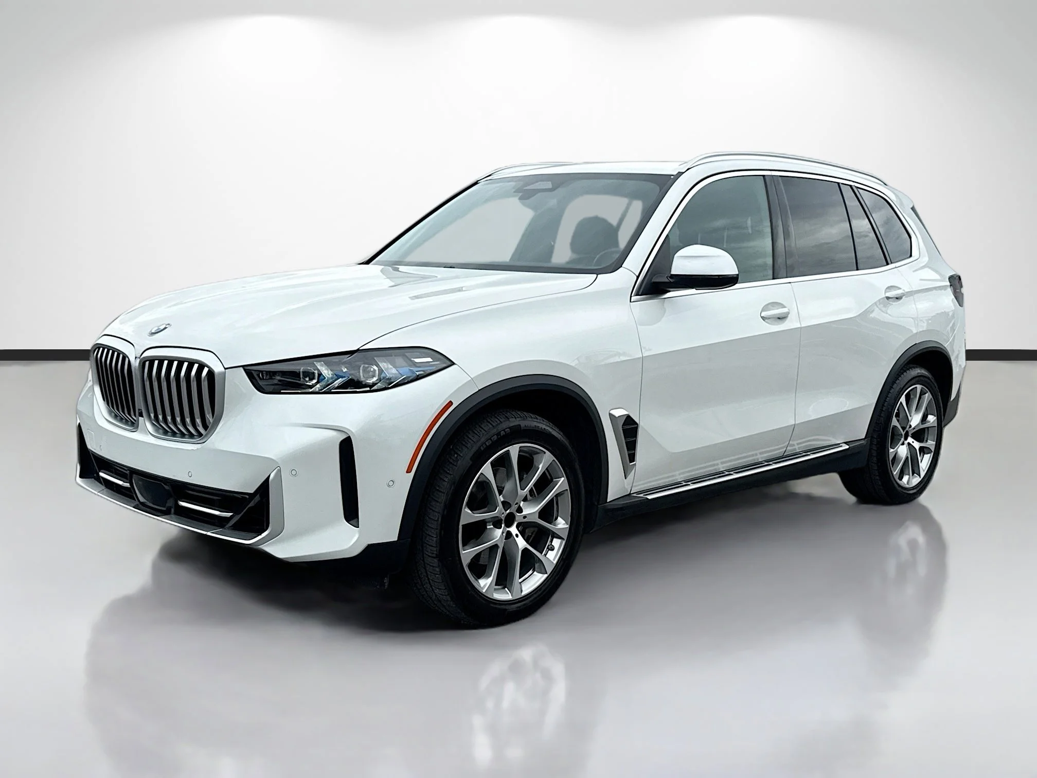 Used 2025 White Metallic BMW xDrive40i image 7