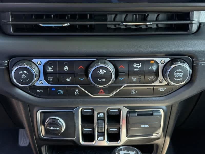 Used 2025 Granite Crystal Metallic Clearcoat Jeep Sahara image 19