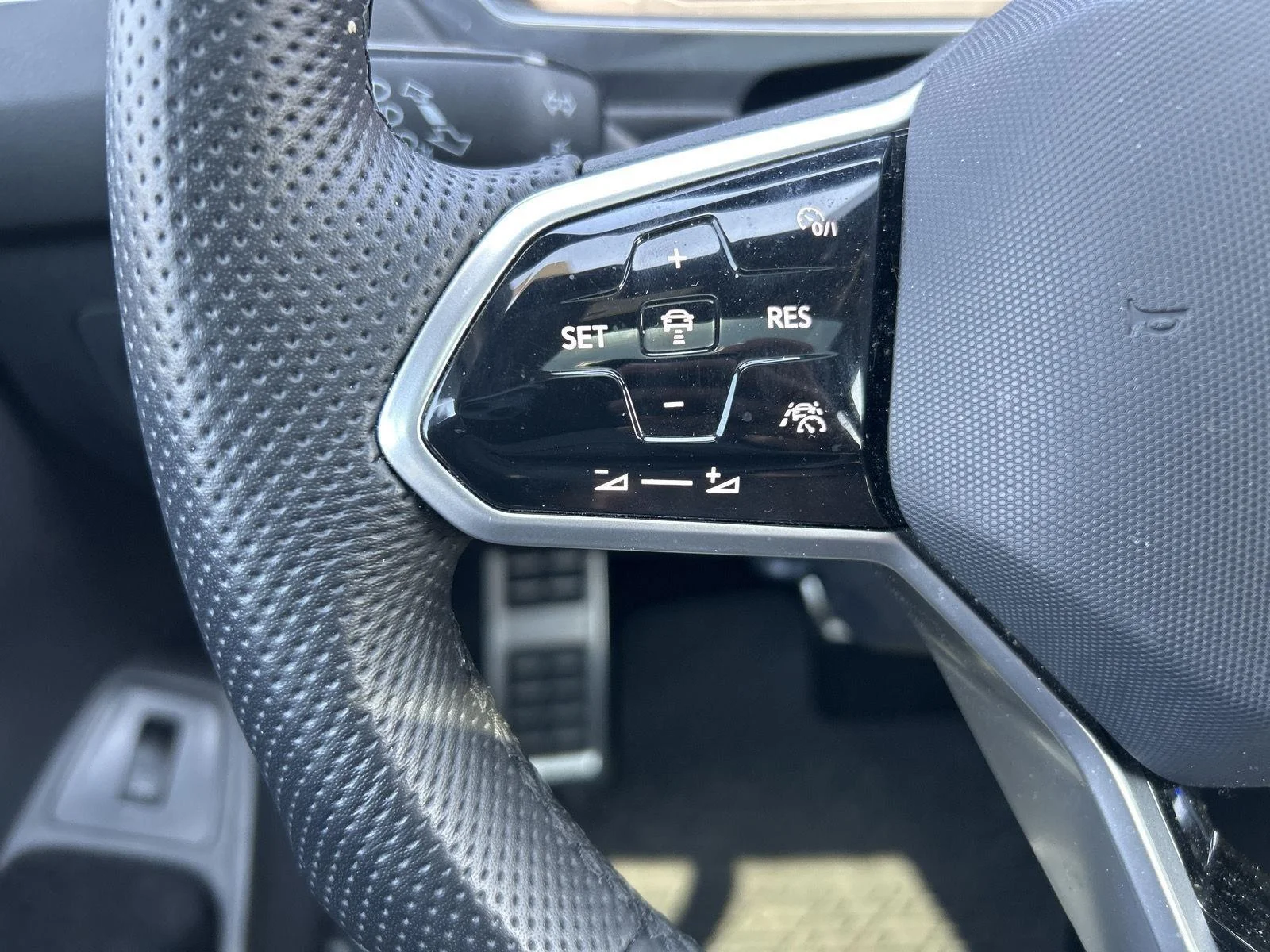 Used 2022  Volkswagen SEL R-Line image 13