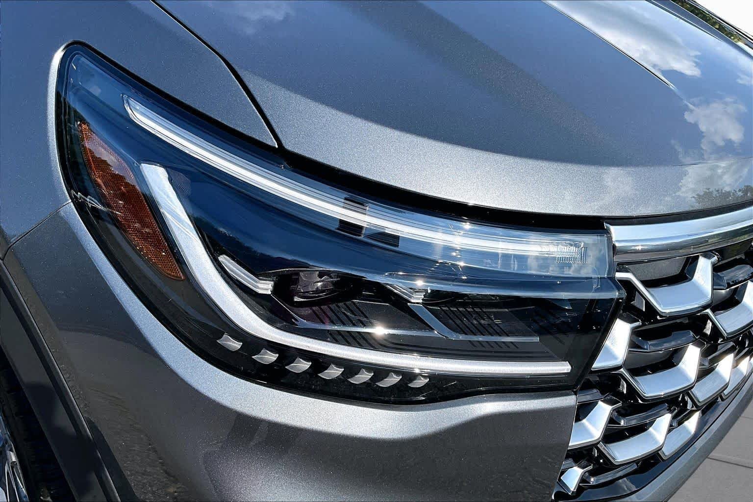 Used 2025 Carbonized Gray Metallic Ford Platinum image 27