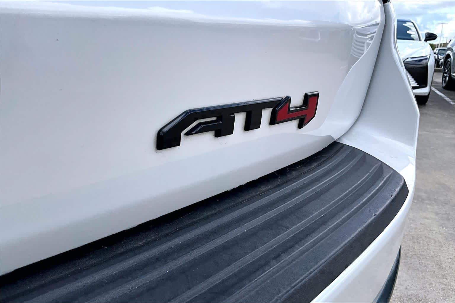 Used 2022 White Frost Tricoat GMC AT4 image 9