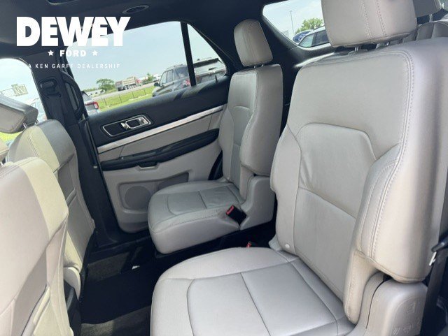 Used 2018 White Platinum Clearcoat Metallic Ford XLT image 26