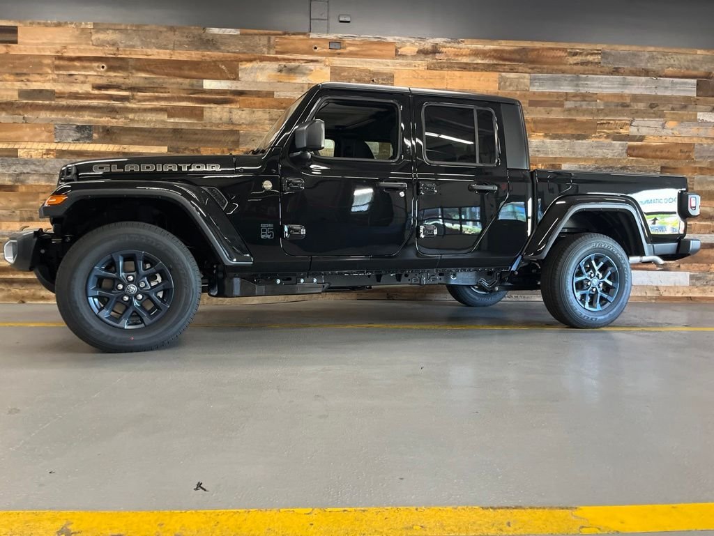 New 2026 Black Clear-Coat Exterior Paint Jeep 85th Anniversary Edition image 13