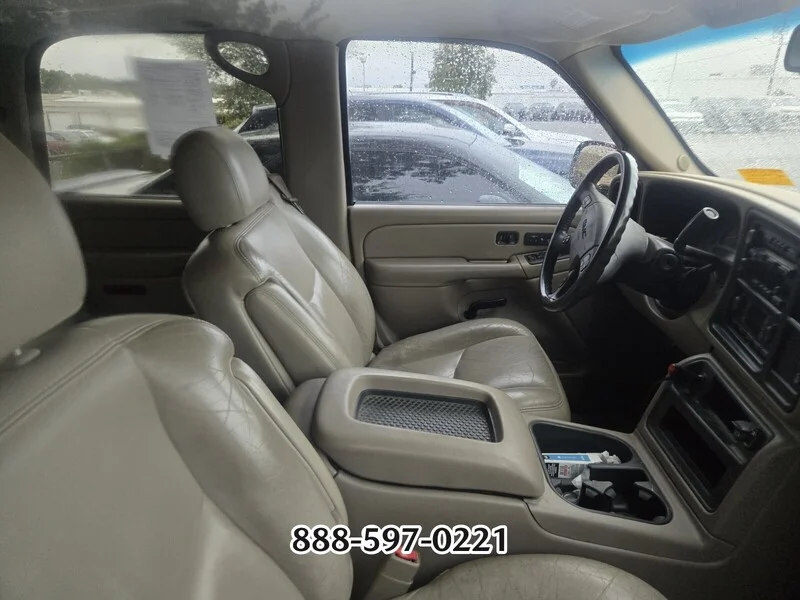 Used 2005 Summit White GMC  image 11