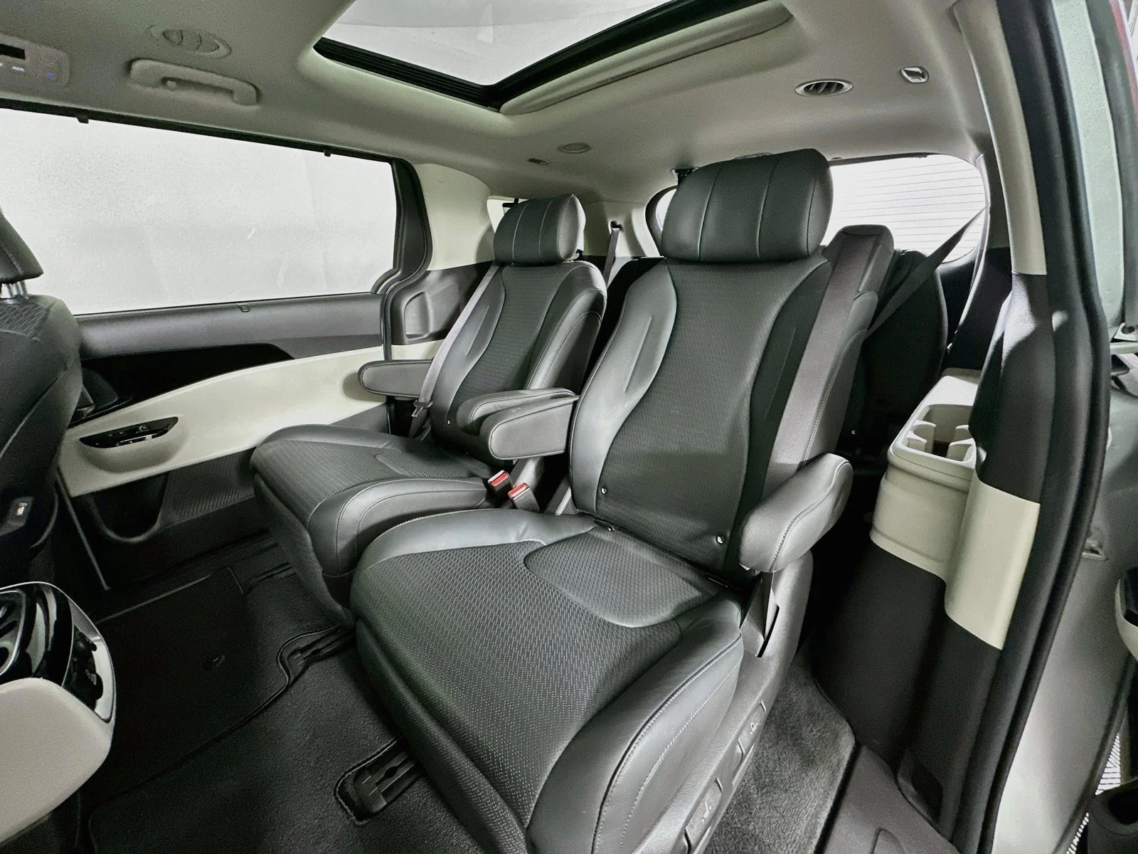 Used 2022 Ceramic Silver Kia SX Prestige image 25
