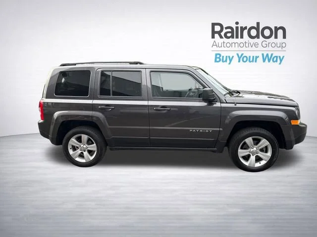 Used 2014 Granite Crystal Metallic Clearcoat Jeep Latitude image 8