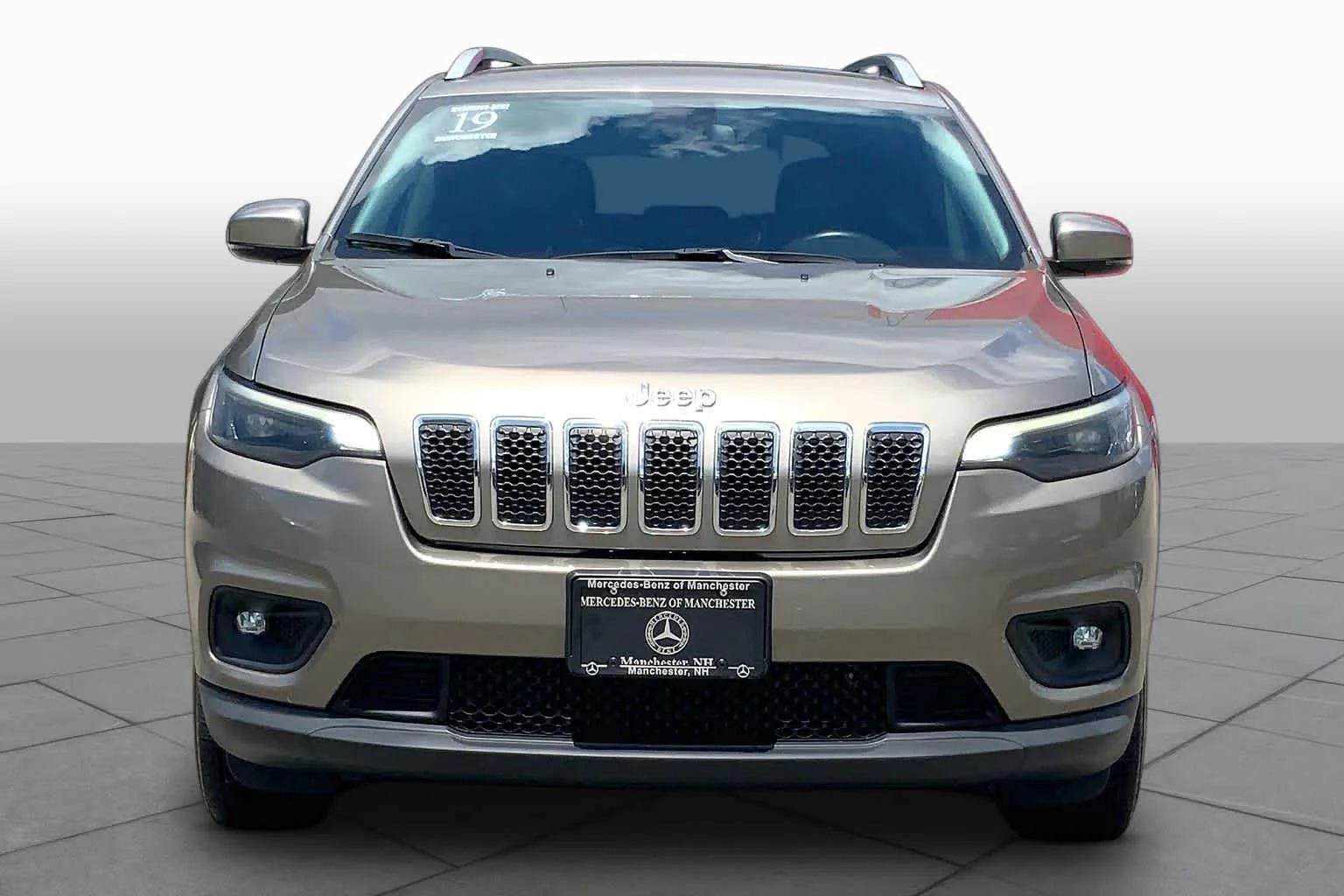 Used 2019 Light Brownstone Pearlcoat Jeep Latitude Plus image 4