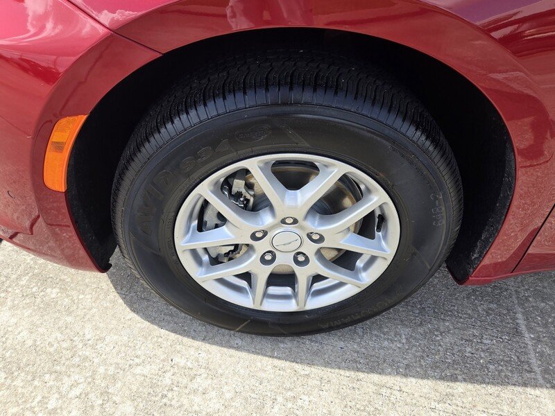 New 2027 Red Hot Pearl-Coat Exterior Paint Chrysler SELECT FWD image 9