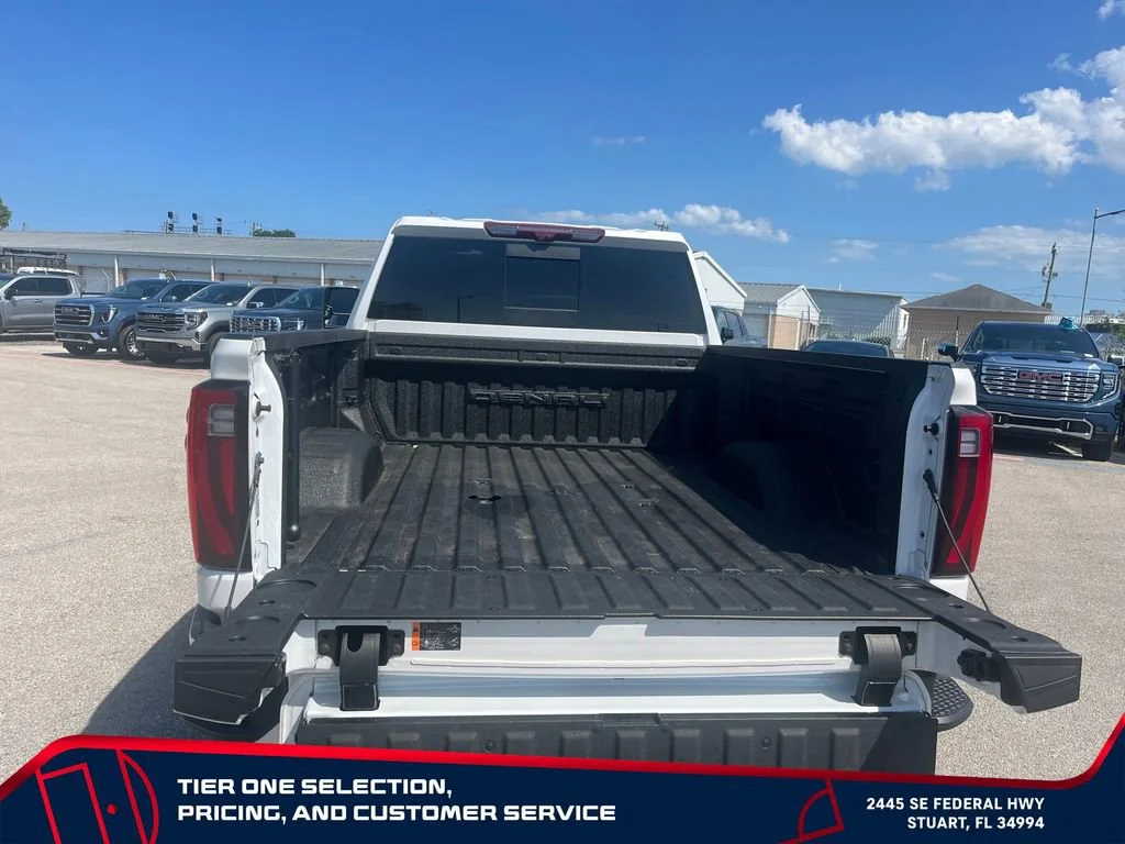 Used 2024 White Frost Tricoat GMC Denali Ultimate image 10