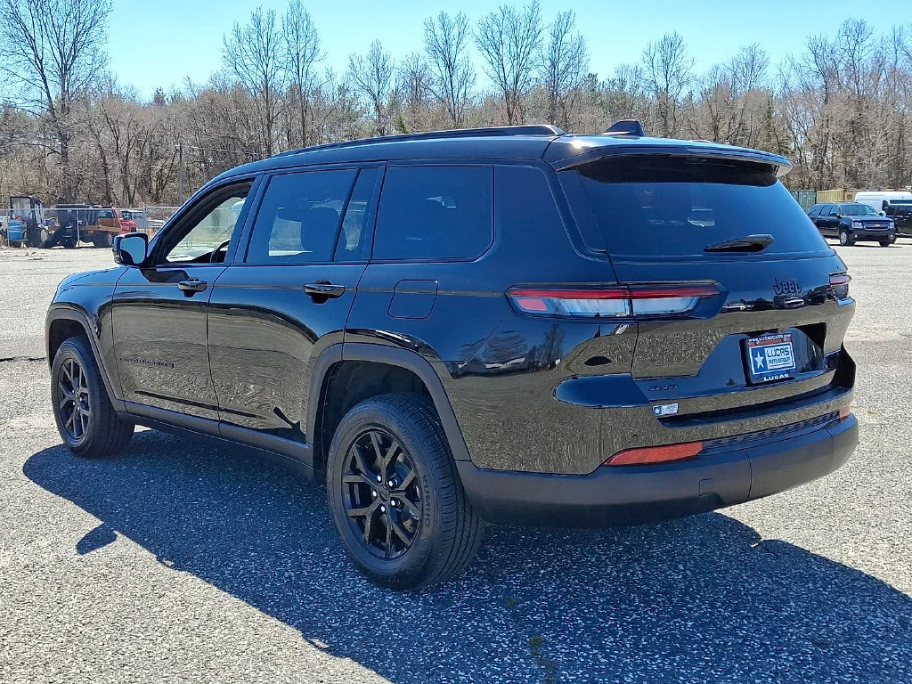 Used 2024 Diamond Black Crystal Pearlcoat Jeep Altitude image 8
