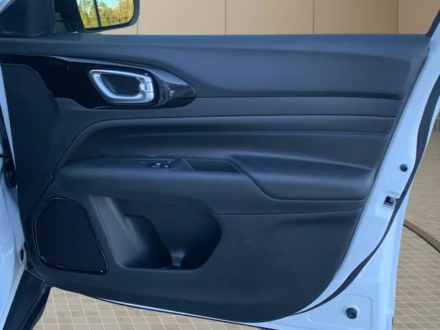 New 2026 White Jeep Latitude image 38